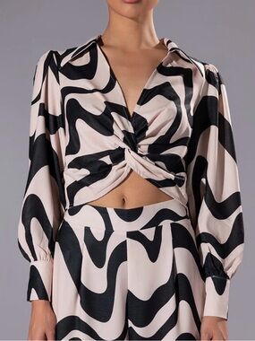 Twist-Front Long Sleeve Crop Top in Black & Cream | Size XL